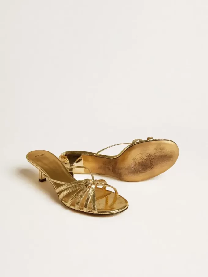 Nico Kitten-Heel-Sandalen aus metallisch goldenem Leder Nico Kitten-Heel-Sandalen aus metallisch goldenem Leder
