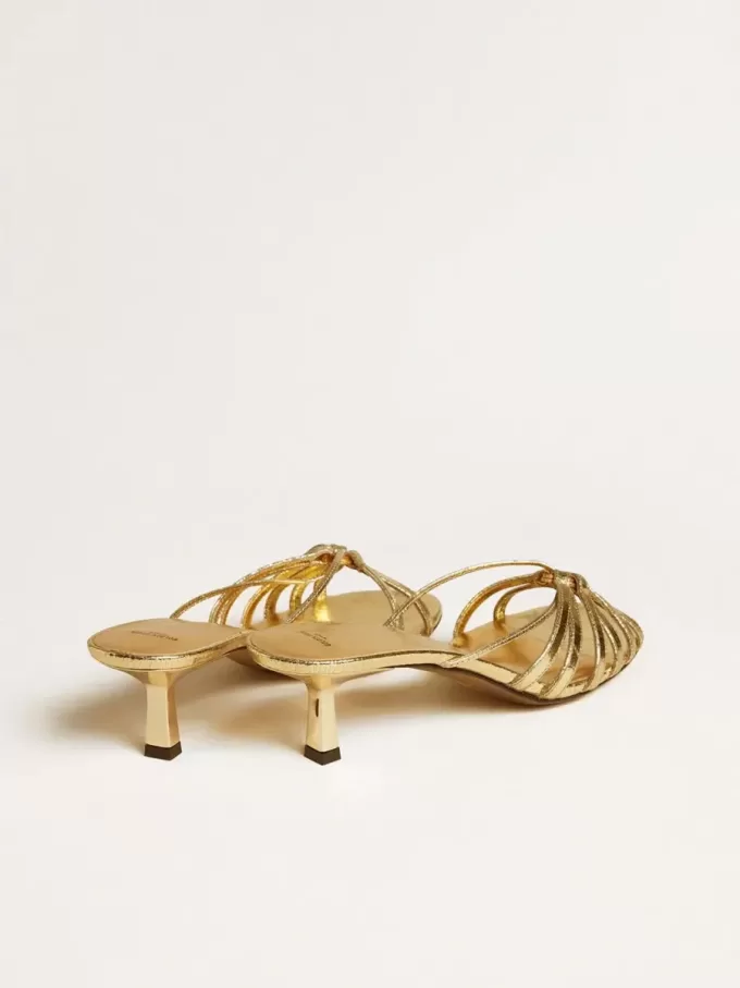 Nico Kitten-Heel-Sandalen aus metallisch goldenem Leder Nico Kitten-Heel-Sandalen aus metallisch goldenem Leder