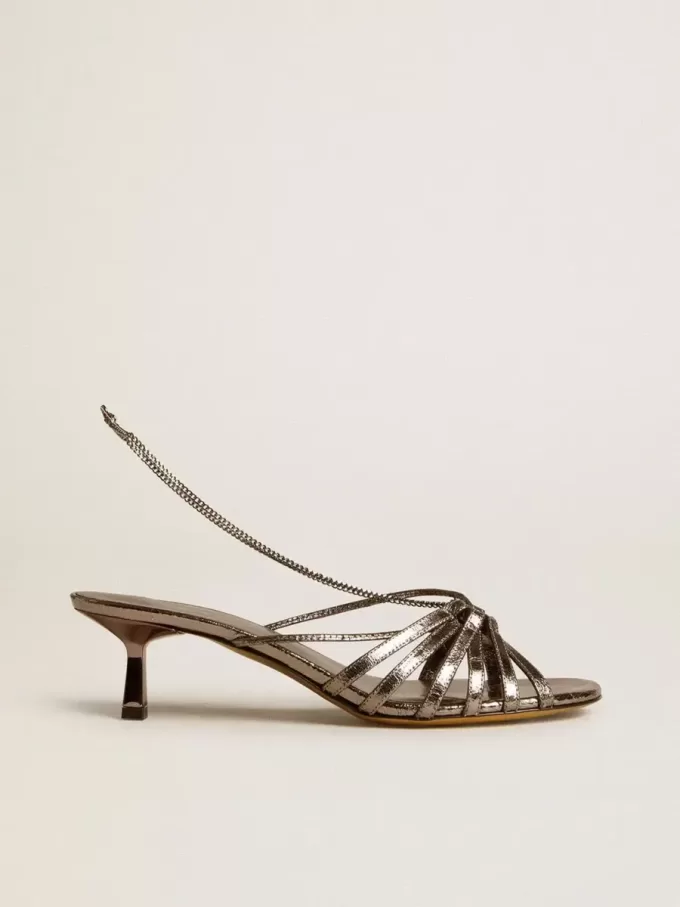 Nico Kitten-Heel-Sandalen aus metallisch grauem Leder