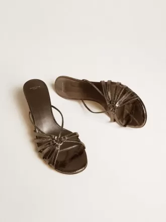 Nico Kitten-Heel-Sandalen aus metallisch grauem Leder
