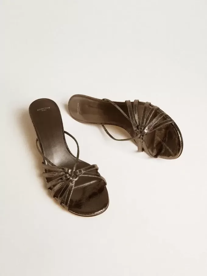 Nico Kitten-Heel-Sandalen aus metallisch grauem Leder