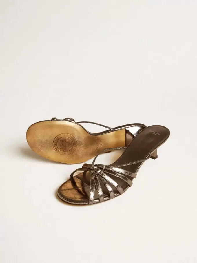 Nico Kitten-Heel-Sandalen aus metallisch grauem Leder