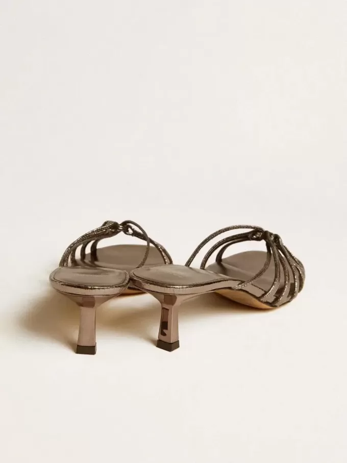 Nico Kitten-Heel-Sandalen aus metallisch grauem Leder