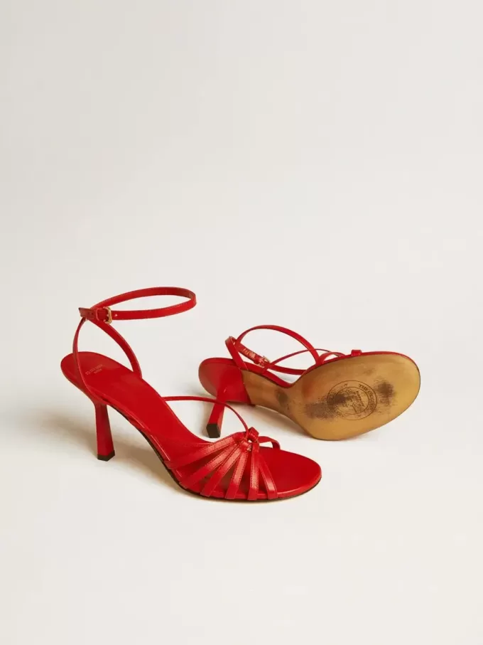 Nico Sandaletten mit hohem Absatz aus rotem Nappaleder mit goldener Kette Nico Sandaletten mit hohem Absatz aus rotem Nappaleder mit goldener Kette