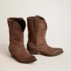 Niedrige Damenstiefel aus dunkelbraunem, gewaschenem Wildleder