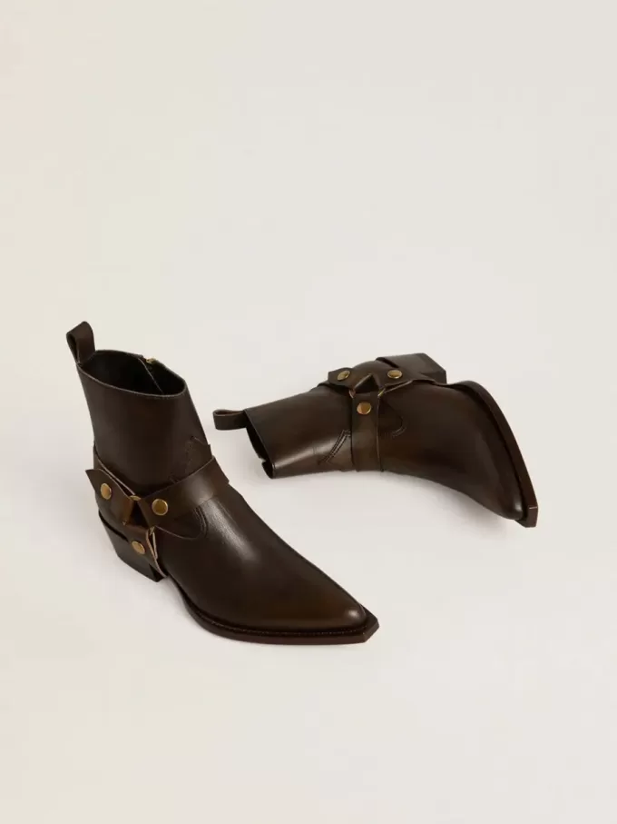 Niedrige Debbie-Stiefel aus dunkelbraunem Leder mit abnehmbarer Schnalle Niedrige Debbie-Stiefel aus dunkelbraunem Leder mit abnehmbarer Schnalle