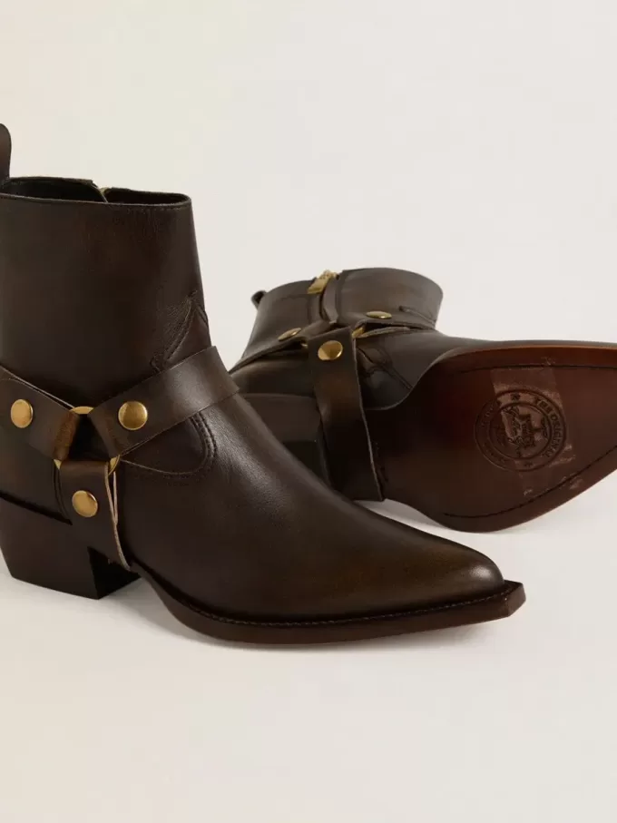 Niedrige Debbie-Stiefel aus dunkelbraunem Leder mit abnehmbarer Schnalle Niedrige Debbie-Stiefel aus dunkelbraunem Leder mit abnehmbarer Schnalle