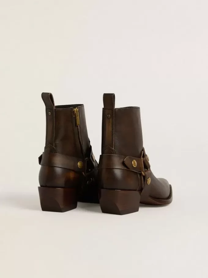 Niedrige Debbie-Stiefel aus dunkelbraunem Leder mit abnehmbarer Schnalle Niedrige Debbie-Stiefel aus dunkelbraunem Leder mit abnehmbarer Schnalle