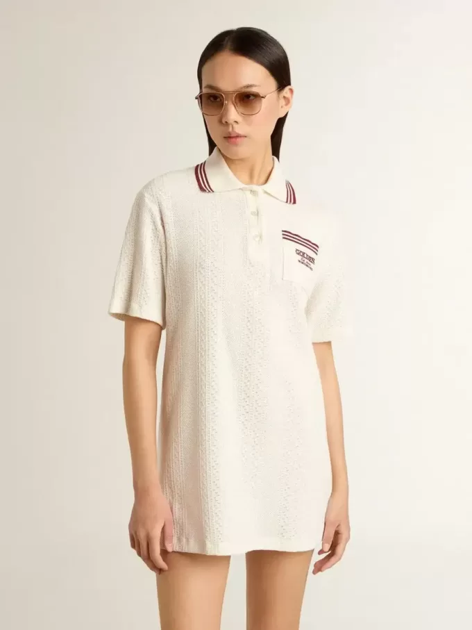 Oasis Polo-Kleid für Damen aus weißem, perforiertem Jersey mit burgunderroten Streifen