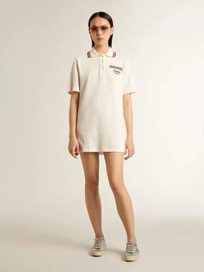 Oasis Polo-Kleid für Damen aus weißem, perforiertem Jersey mit burgunderroten Streifen