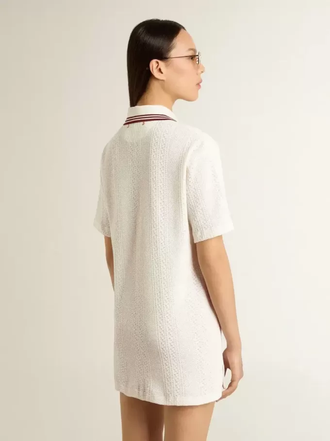 Oasis Polo-Kleid für Damen aus weißem, perforiertem Jersey mit burgunderroten Streifen