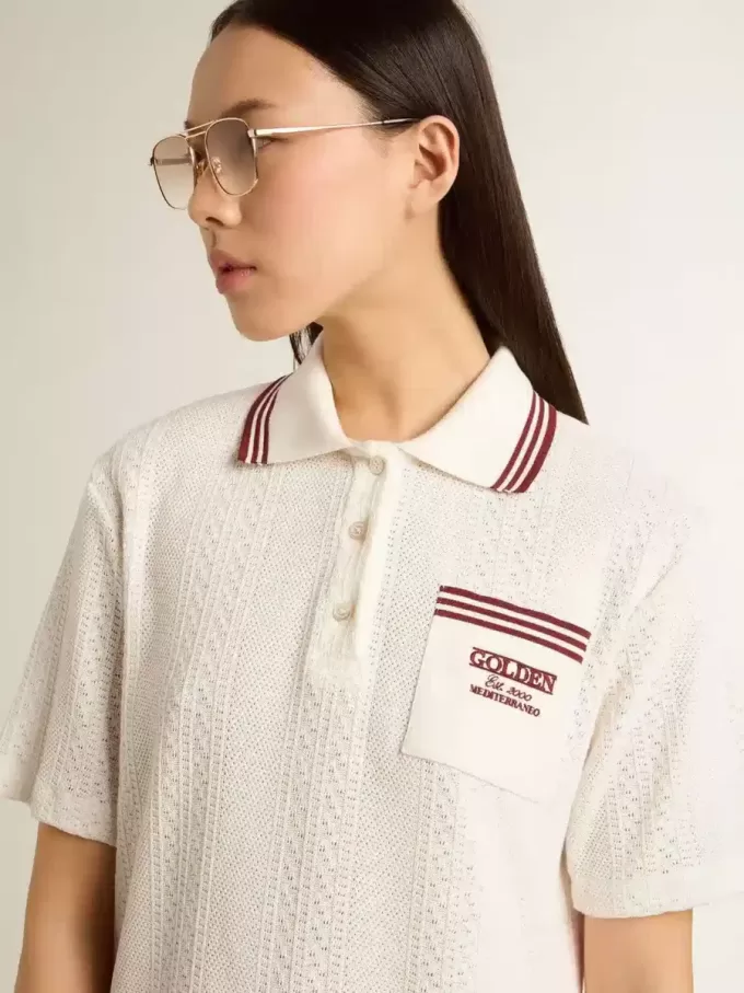 Oasis Polo-Kleid für Damen aus weißem, perforiertem Jersey mit burgunderroten Streifen