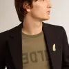 Olivgrünes Herren-T-Shirt mit goldenem Schriftzug Olivgrünes Herren-T-Shirt mit goldenem Schriftzug