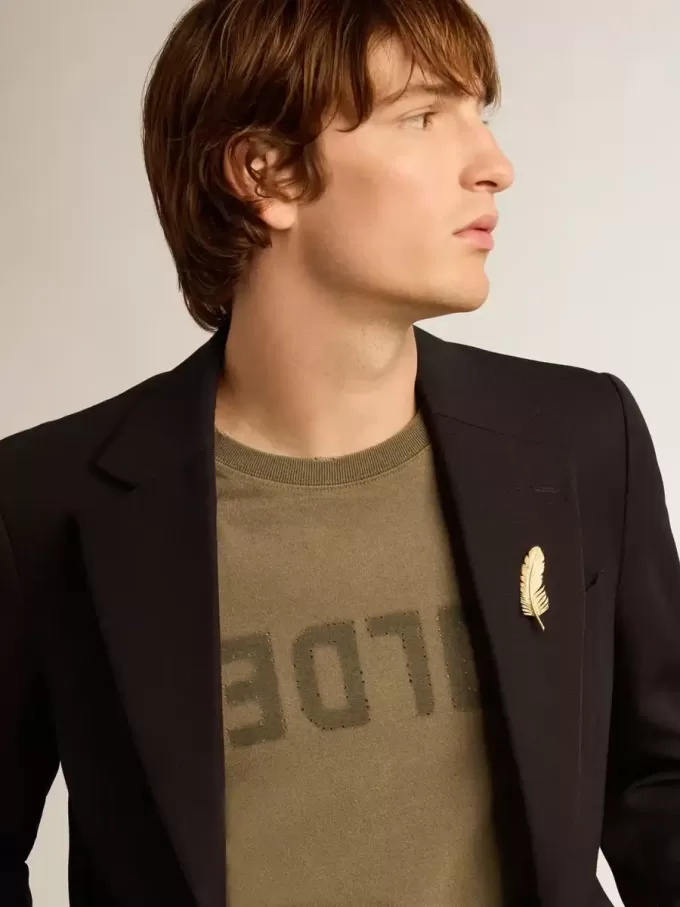 Olivgrünes Herren-T-Shirt mit goldenem Schriftzug Olivgrünes Herren-T-Shirt mit goldenem Schriftzug