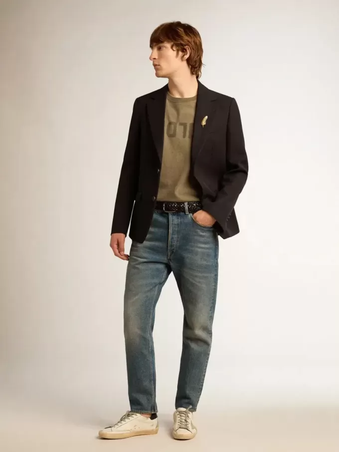 Olivgrünes Herren-T-Shirt mit goldenem Schriftzug Olivgrünes Herren-T-Shirt mit goldenem Schriftzug