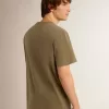 Olivgrünes Herren-T-Shirt mit goldenem Schriftzug Olivgrünes Herren-T-Shirt mit goldenem Schriftzug