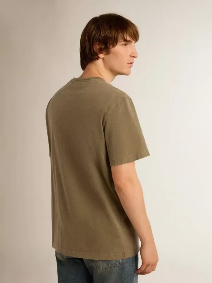 Olivgrünes Herren-T-Shirt mit goldenem Schriftzug Olivgrünes Herren-T-Shirt mit goldenem Schriftzug