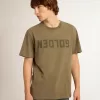 Olivgrünes Herren-T-Shirt mit goldenem Schriftzug Olivgrünes Herren-T-Shirt mit goldenem Schriftzug