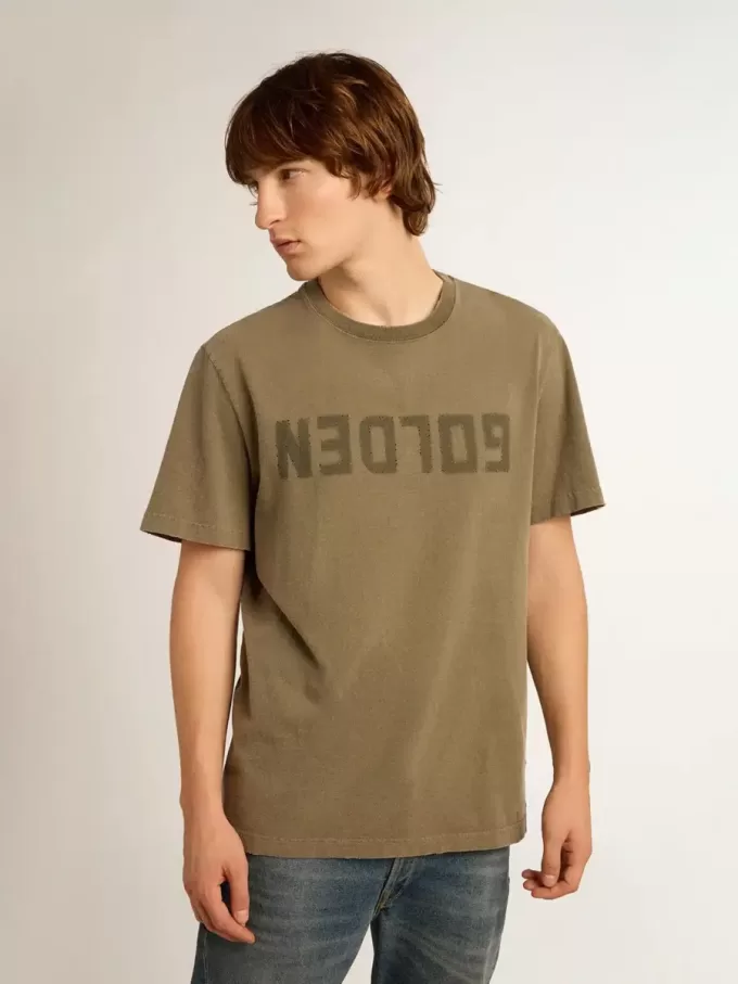 Olivgrünes Herren-T-Shirt mit goldenem Schriftzug Olivgrünes Herren-T-Shirt mit goldenem Schriftzug