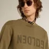 Olivgrünes Sweatshirt für Herren mit goldenem Schriftzug Olivgrünes Sweatshirt für Herren mit goldenem Schriftzug