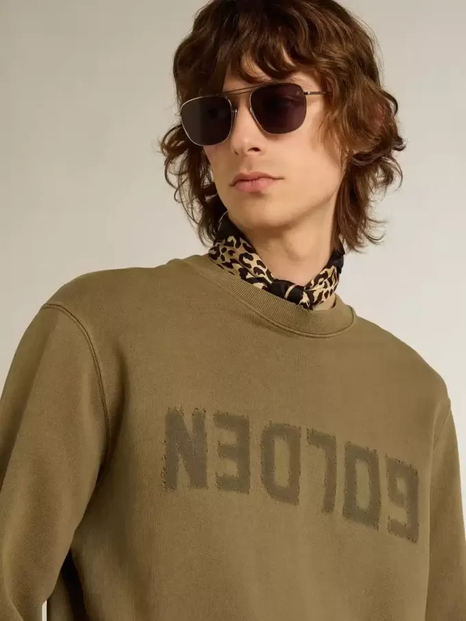 Olivgrünes Sweatshirt für Herren mit goldenem Schriftzug Olivgrünes Sweatshirt für Herren mit goldenem Schriftzug
