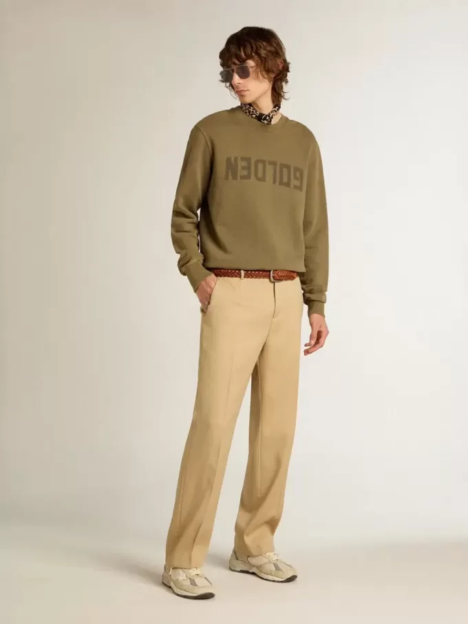 Olivgrünes Sweatshirt für Herren mit goldenem Schriftzug Olivgrünes Sweatshirt für Herren mit goldenem Schriftzug