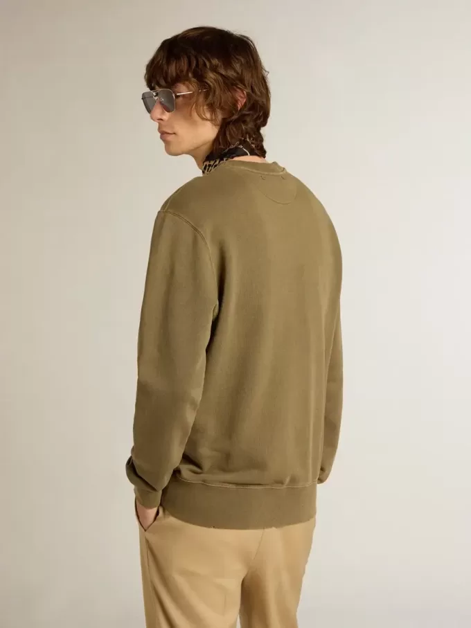 Olivgrünes Sweatshirt für Herren mit goldenem Schriftzug Olivgrünes Sweatshirt für Herren mit goldenem Schriftzug