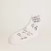Optisch weiße Socken mit schwarzem Schriftzug Optisch weiße Socken mit schwarzem Schriftzug