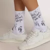 Optisch weiße Socken mit schwarzem Schriftzug Optisch weiße Socken mit schwarzem Schriftzug