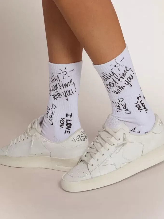 Optisch weiße Socken mit schwarzem Schriftzug Optisch weiße Socken mit schwarzem Schriftzug