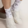 Optisch weiße Socken mit schwarzem Schriftzug Optisch weiße Socken mit schwarzem Schriftzug