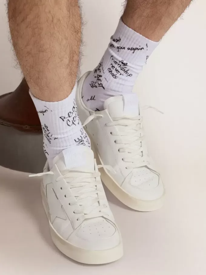 Optisch weiße Socken mit schwarzem Schriftzug Optisch weiße Socken mit schwarzem Schriftzug