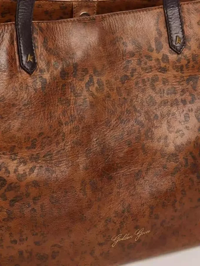 Pasadena-Tasche aus gehämmertem Leder mit Leopardenmuster und kontrastierenden schwarzen Griffen Pasadena-Tasche aus gehämmertem Leder mit Leopardenmuster und kontrastierenden schwarzen Griffen
