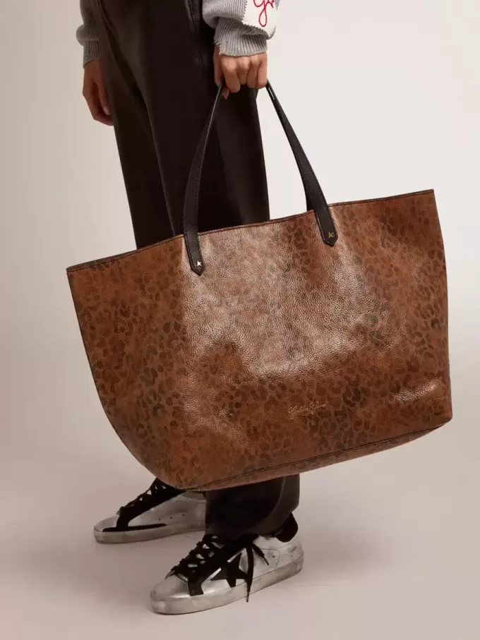 Pasadena-Tasche aus gehämmertem Leder mit Leopardenmuster und kontrastierenden schwarzen Griffen Pasadena-Tasche aus gehämmertem Leder mit Leopardenmuster und kontrastierenden schwarzen Griffen