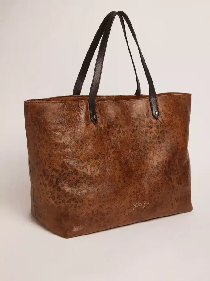 Pasadena-Tasche aus gehämmertem Leder mit Leopardenmuster und kontrastierenden schwarzen Griffen Pasadena-Tasche aus gehämmertem Leder mit Leopardenmuster und kontrastierenden schwarzen Griffen