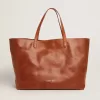 Pasadena-Tasche aus hellbraunem, glänzendem, gehämmertem Leder mit goldenem Logo auf der Vorderseite Pasadena-Tasche aus hellbraunem, glänzendem, gehämmertem Leder mit goldenem Logo auf der Vorderseite