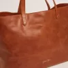 Pasadena-Tasche aus hellbraunem, glänzendem, gehämmertem Leder mit goldenem Logo auf der Vorderseite Pasadena-Tasche aus hellbraunem, glänzendem, gehämmertem Leder mit goldenem Logo auf der Vorderseite