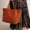 Pasadena-Tasche aus hellbraunem, glänzendem, gehämmertem Leder mit goldenem Logo auf der Vorderseite Pasadena-Tasche aus hellbraunem, glänzendem, gehämmertem Leder mit goldenem Logo auf der Vorderseite