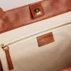 Pasadena-Tasche aus hellbraunem, glänzendem, gehämmertem Leder mit goldenem Logo auf der Vorderseite Pasadena-Tasche aus hellbraunem, glänzendem, gehämmertem Leder mit goldenem Logo auf der Vorderseite
