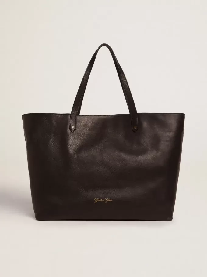 Pasadena-Tasche aus schwarzem, gehämmertem Leder mit goldenem Logo auf der Vorderseite