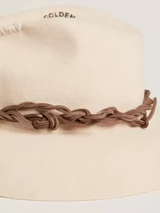 Pergamentfarbener Fedora-Hut mit Lederband