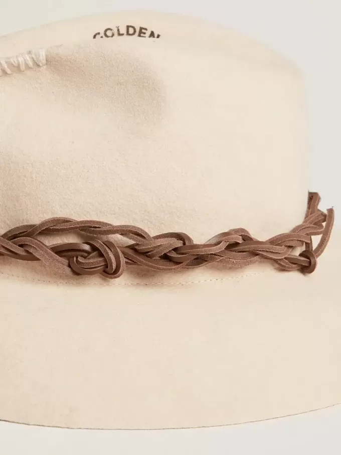 Pergamentfarbener Fedora-Hut mit Lederband