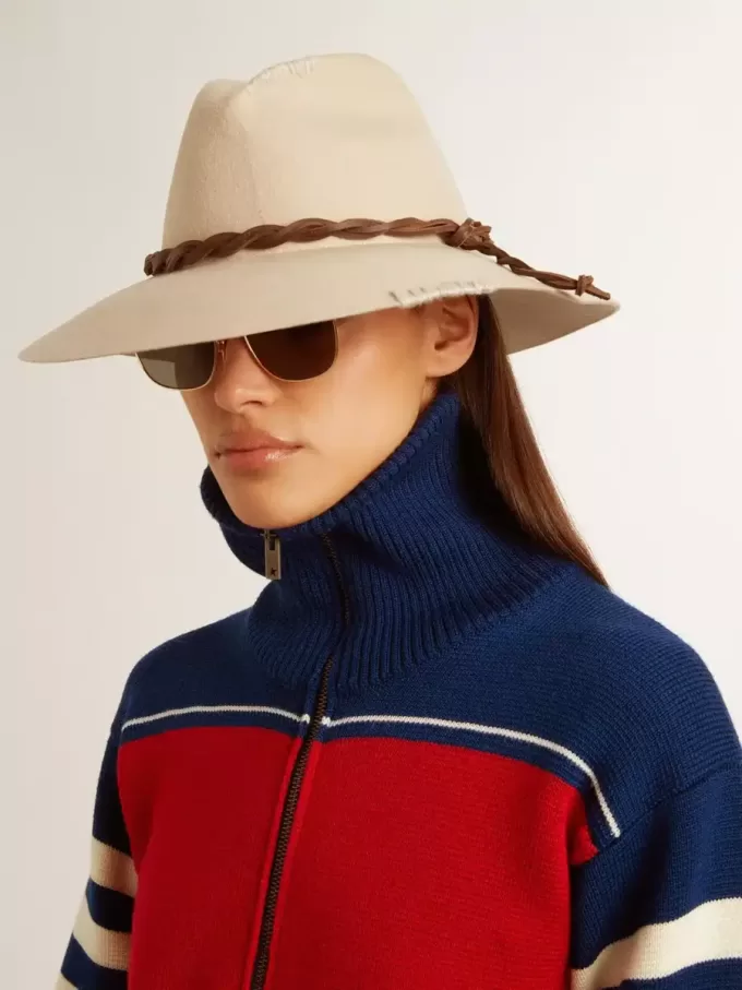 Pergamentfarbener Fedora-Hut mit Lederband