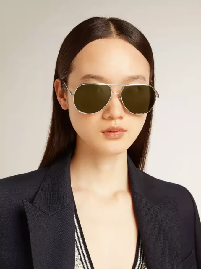 Pilotenbrille mit silbernem Rahmen und grünen Gläsern Pilotenbrille mit silbernem Rahmen und grünen Gläsern