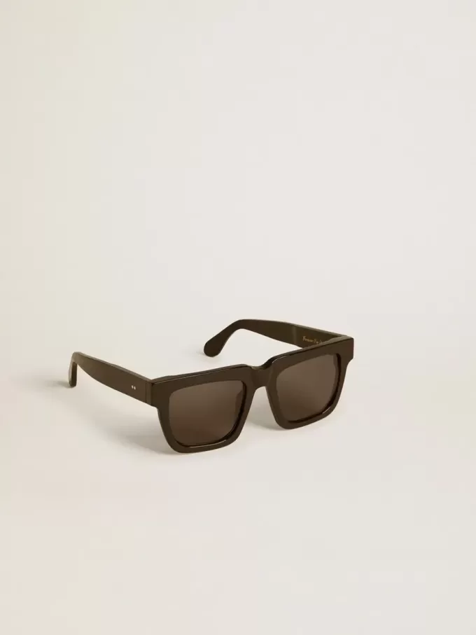 Quadratische Jamie-Sonnenbrille mit schwarzem Rahmen und goldenem Logo