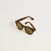 Quadratische Panthos-Sonnenbrille mit havannabraunem Rahmen und grünen Gläsern Quadratische Panthos-Sonnenbrille mit havannabraunem Rahmen und grünen Gläsern