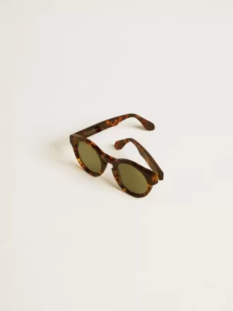 Quadratische Panthos-Sonnenbrille mit havannabraunem Rahmen und grünen Gläsern Quadratische Panthos-Sonnenbrille mit havannabraunem Rahmen und grünen Gläsern