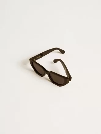 Rechteckige Sonnenbrille mit schwarzem Rahmen und Gläsern Rechteckige Sonnenbrille mit schwarzem Rahmen und Gläsern