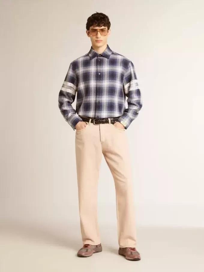 Rosa gefärbte Herrenjeans