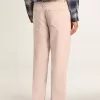Rosa gefärbte Herrenjeans